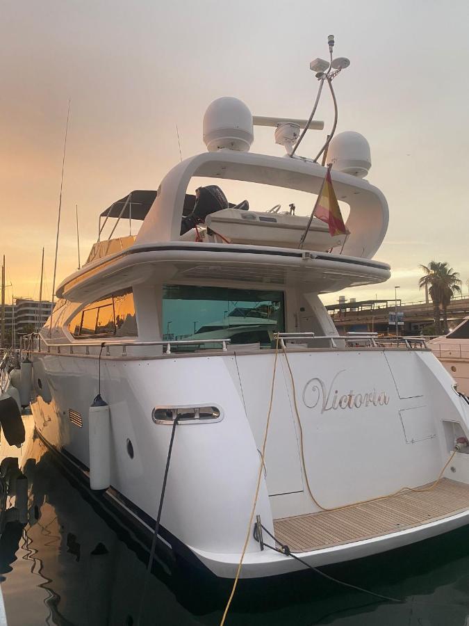 Yacht 20Metros Hotel Sant Adria de Besos Ngoại thất bức ảnh
